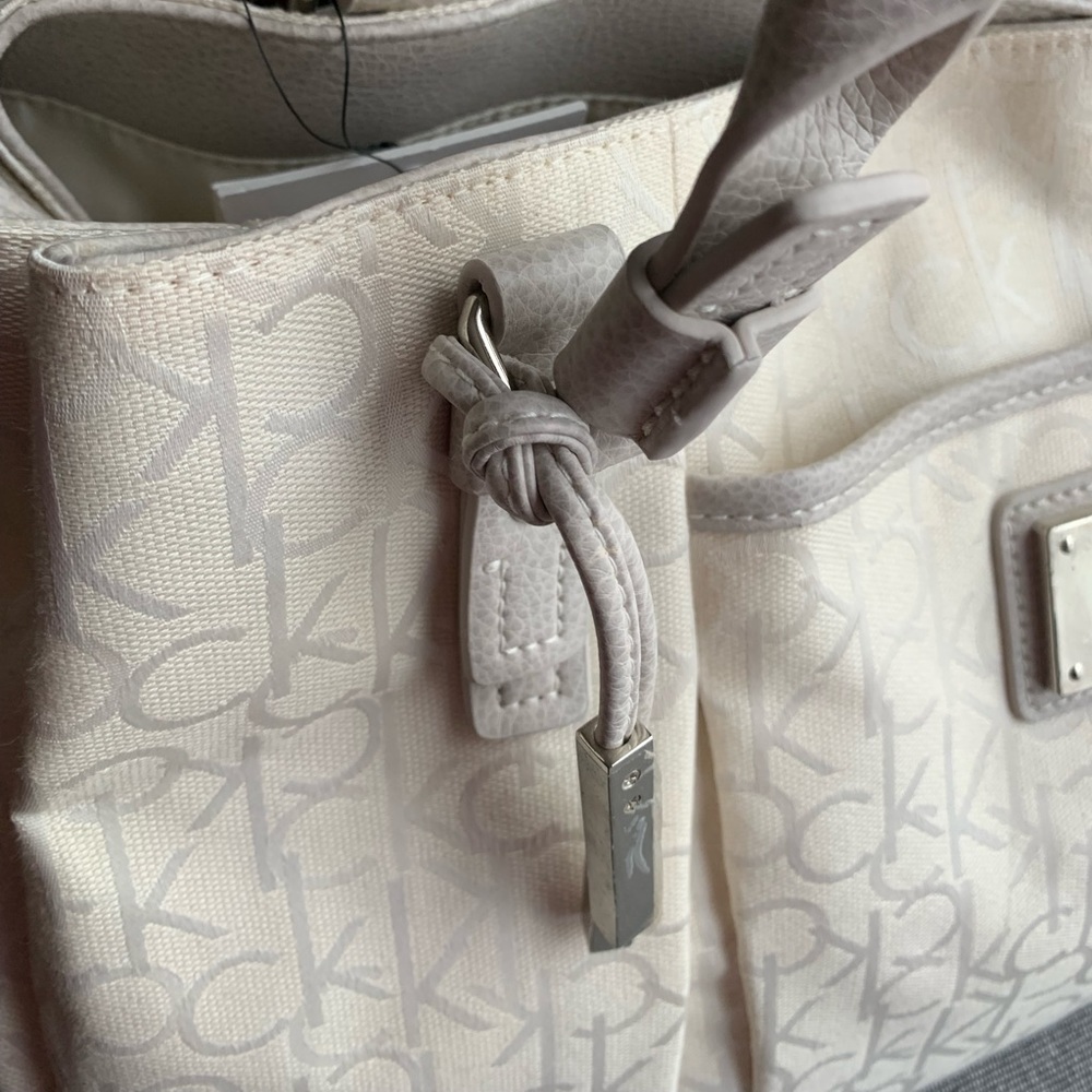Calvin Klein White Logo Jacquard Size 12L x 18W - Picture 9 of 16